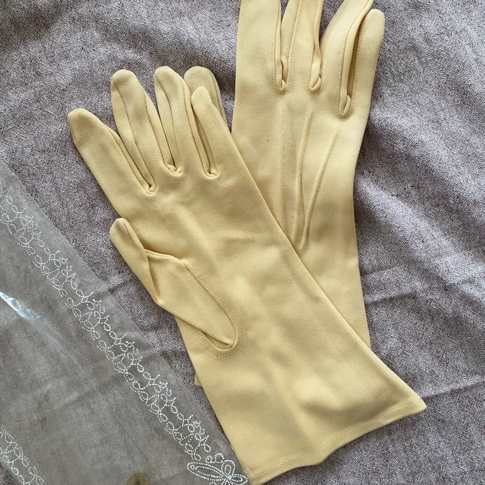 VINTAGE SHALIMAR CANARY CREAM GLOVES